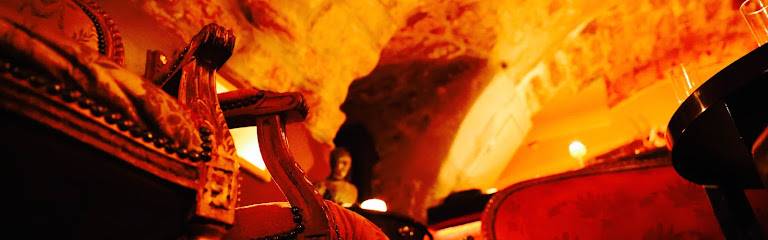 Cries And Whispers (París, Francia)