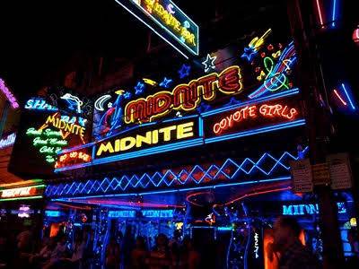Midnite Bar Soi Cowboy (Bangkok, Tailandia)